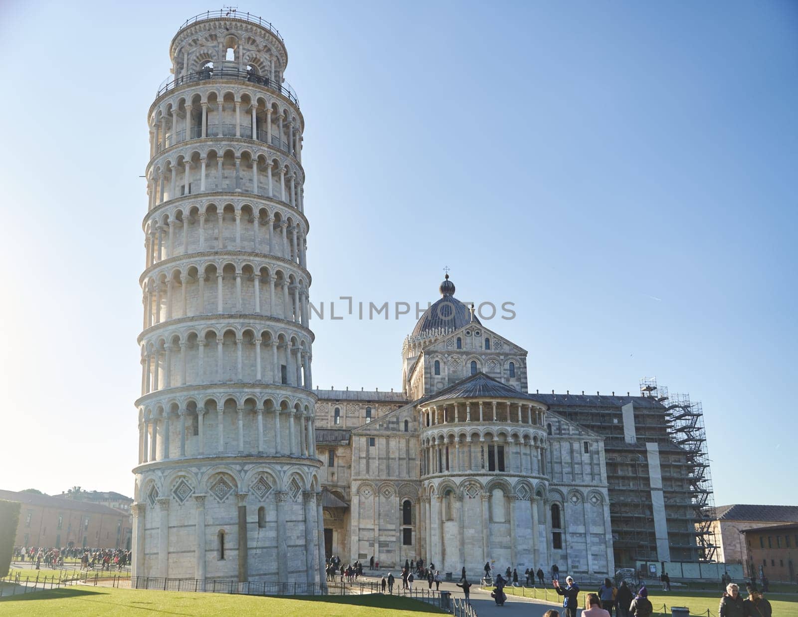 Pisa, Italy - 13.02.2023: View of the Leaning Tower of Pisa on a sunny day in the city of Pisa, Italy by driver-s