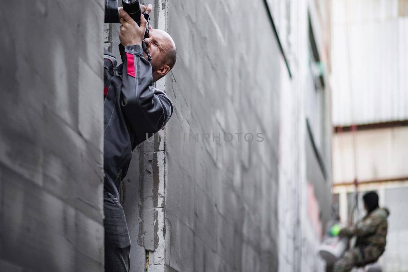 A professional industrial photographer conducts supervision at a construction site.