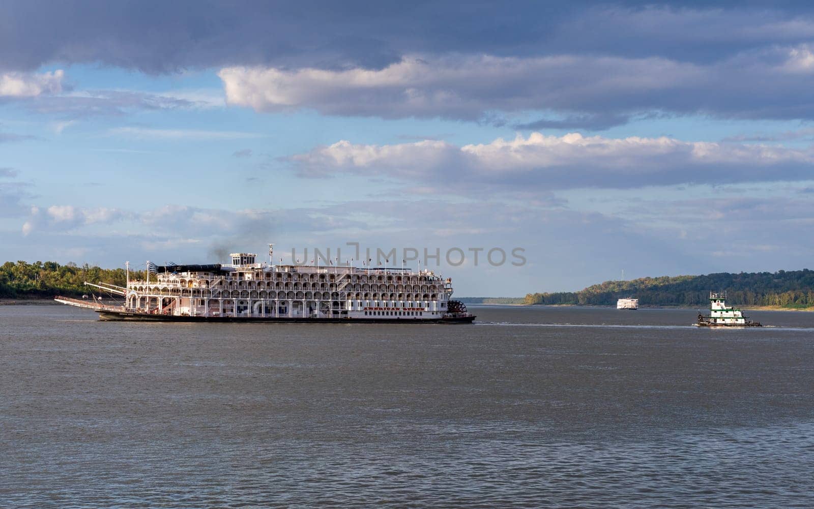Paddle Steamer American Queen departs from Natchez Mississippi by steheap