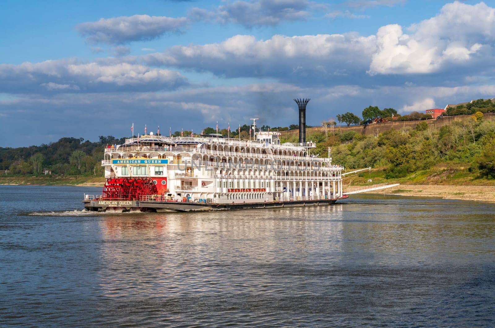 Paddle Steamer American Queen departs from Natchez Mississippi by steheap