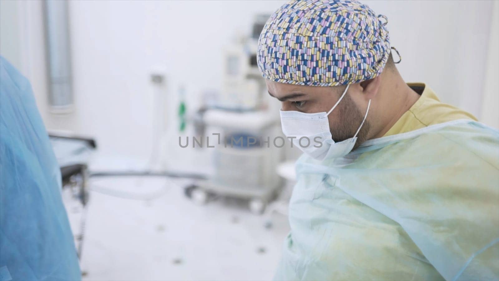 Surgeons are preparing for surgery. Action. Surgeons dress up before surgery and prepare. Surgeon puts on sterile disposable dressing gown for surgery.