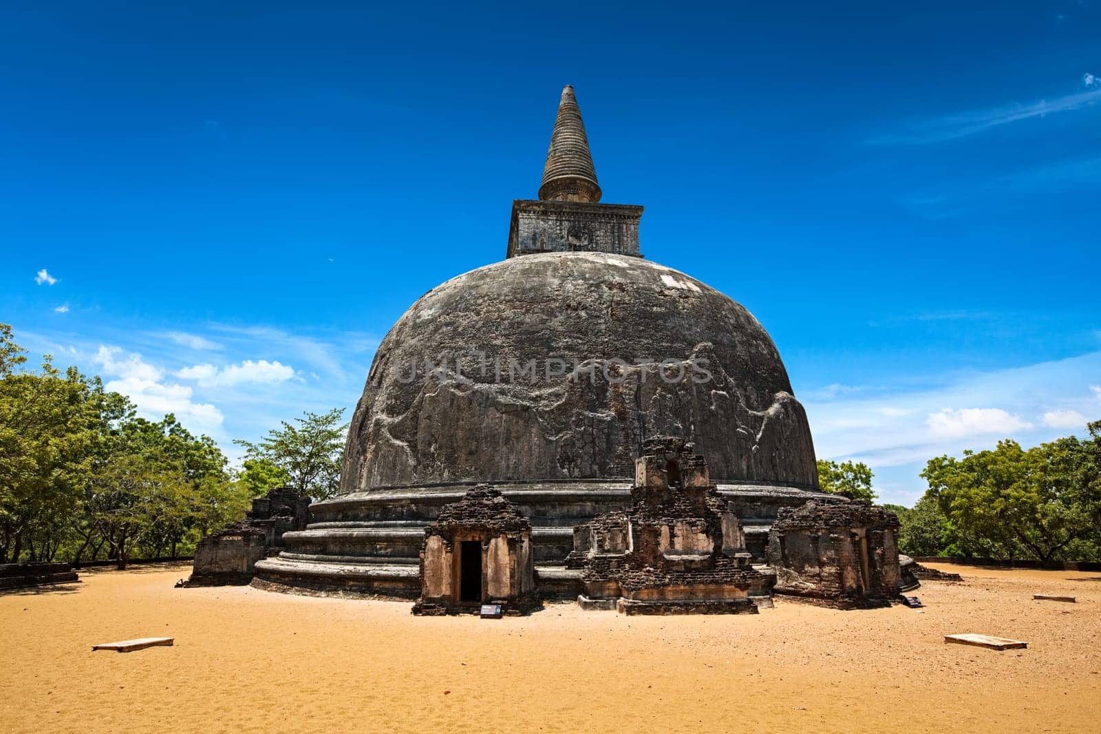 Kiri Vihara - ancient buddhist dagoba stupa by dimol