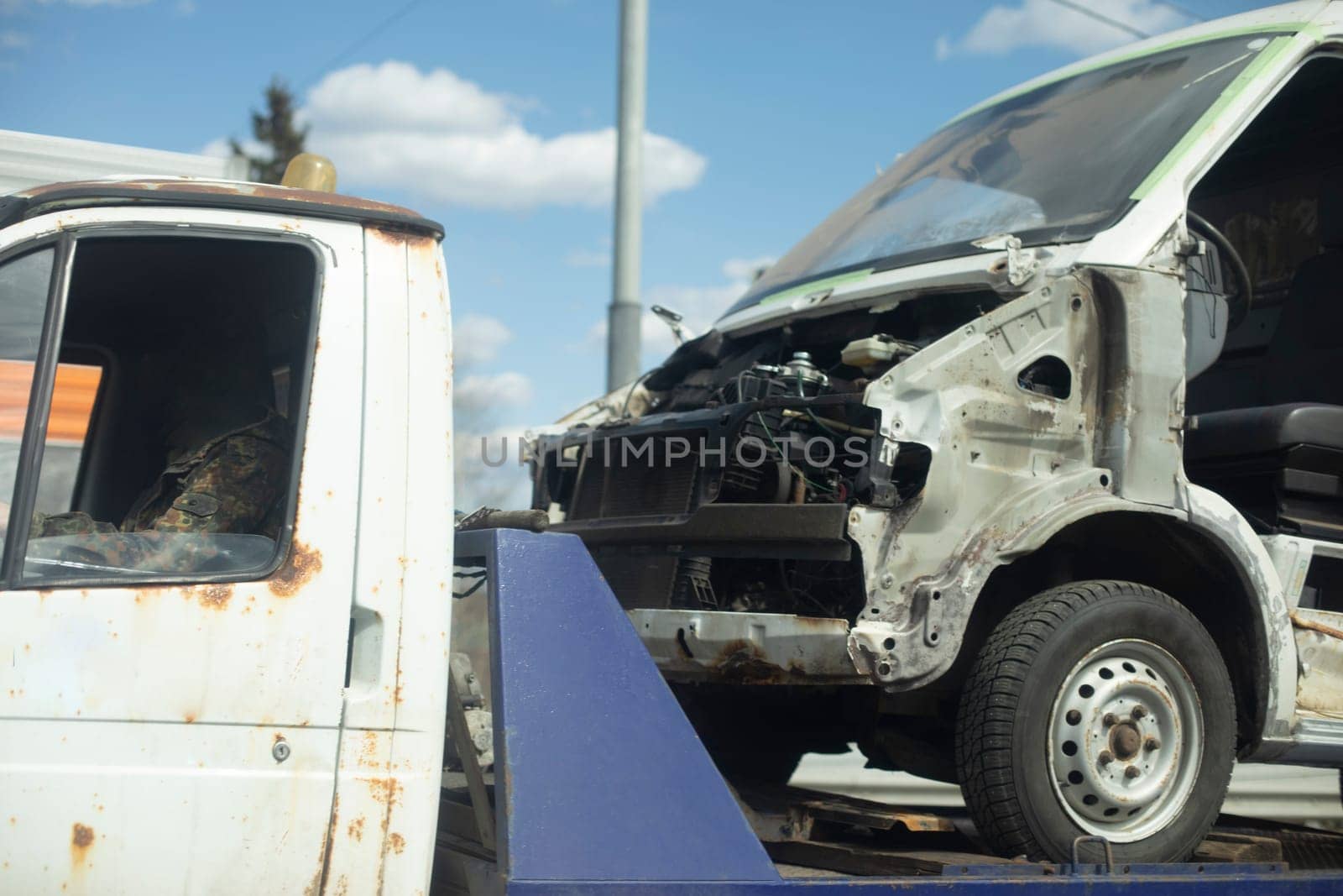 Wrecked car on bannerman. Transportation of car. Car after accident. Original cargo.