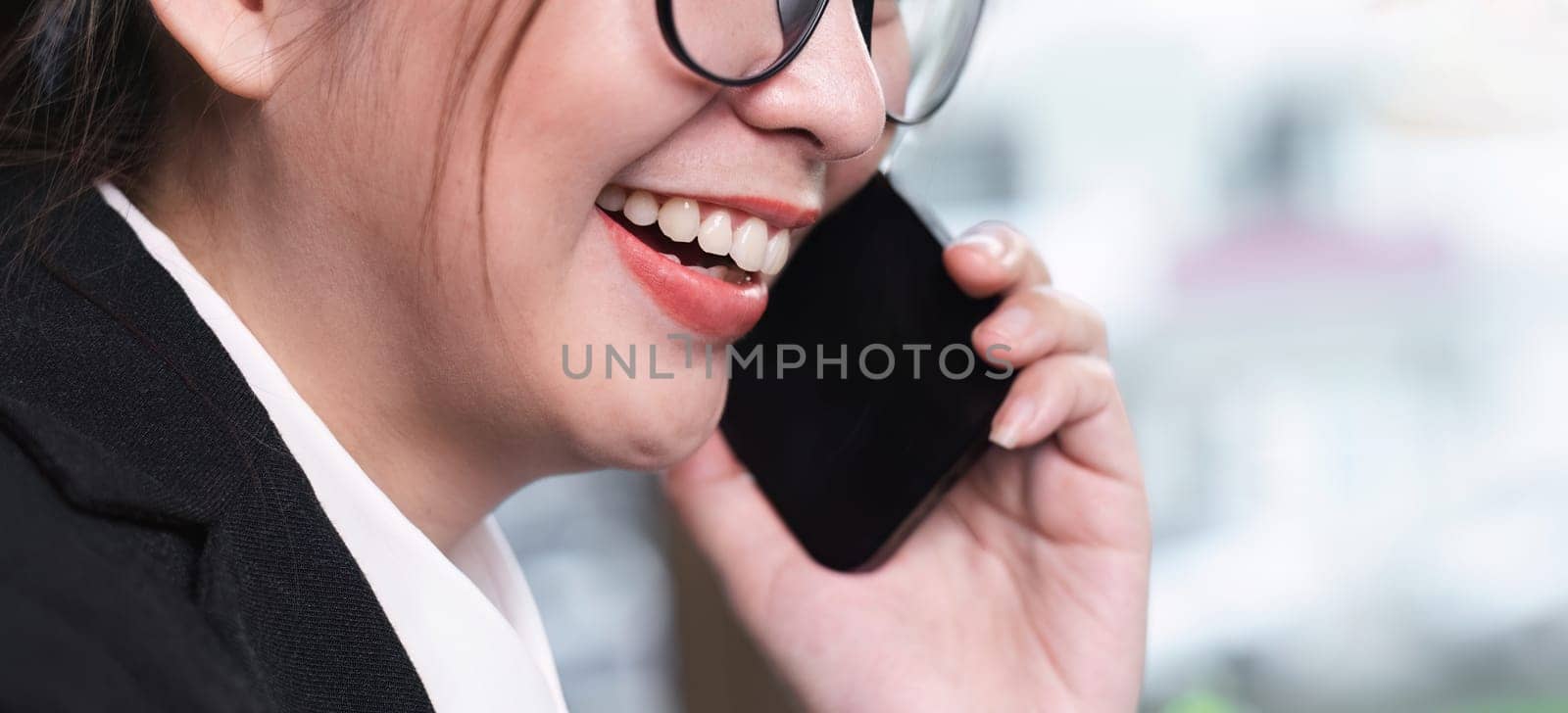 Young Asian woman using the phone to discuss business matters.