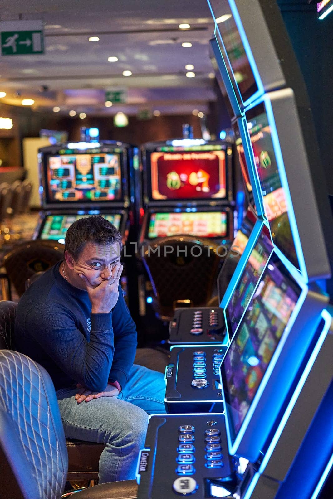Man plays in casino on slot machines and snitty in upset feelings