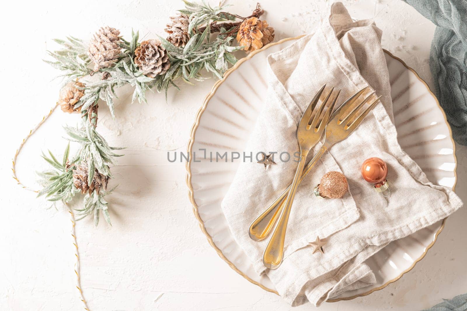 Christmas table with white plates by homydesign