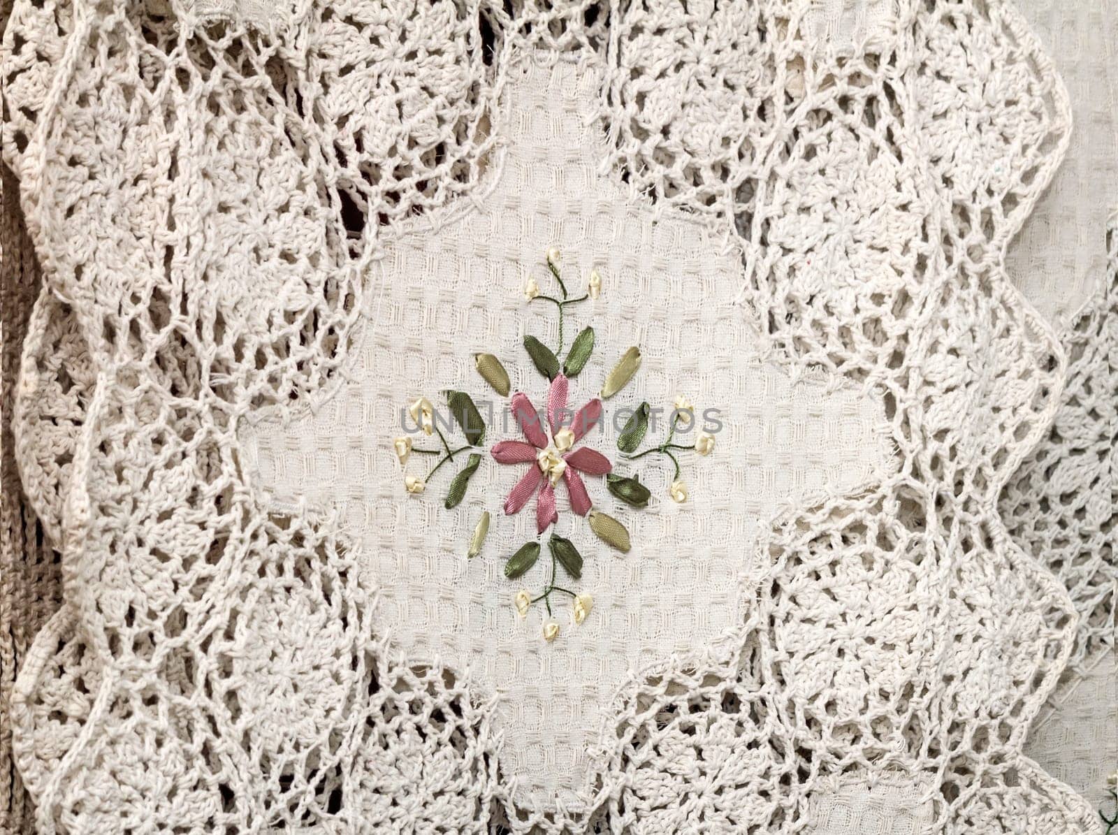 In the shop window of the beautiful tablecloths and napkins of flax, decorated with beautiful lace and embroidery.