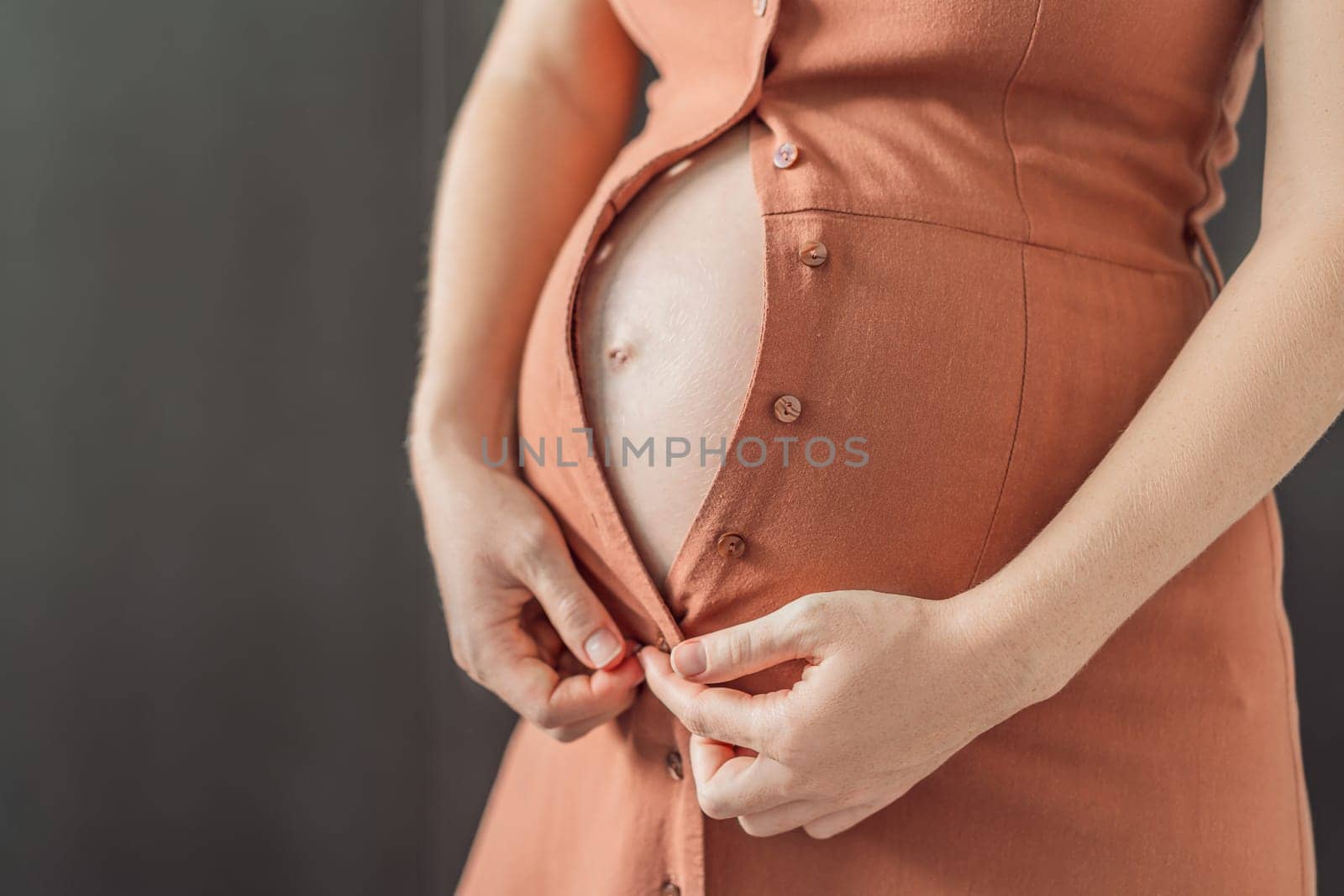 No need to struggle with the fastening. Choose a maternity dress that provides comfort and style to your pregnant belly.