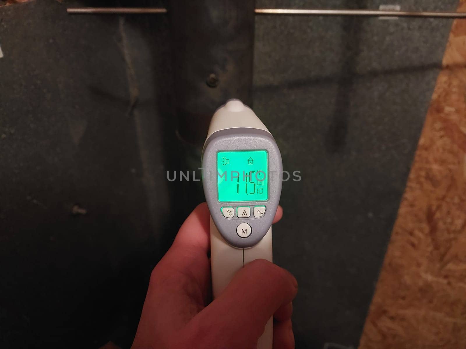 Surface measurement with a the  non-contact thermometer