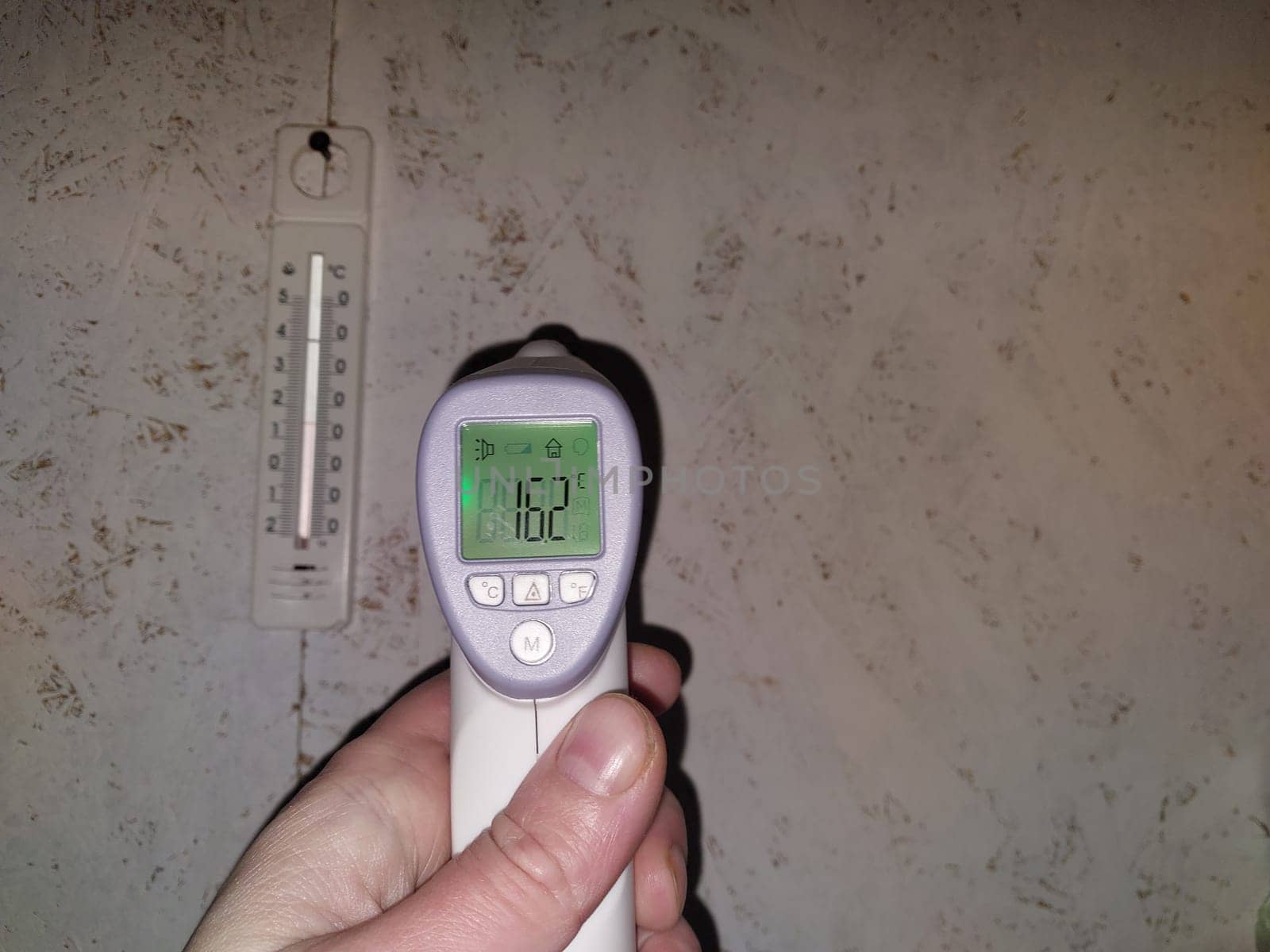 Surface measurement with a the  non-contact thermometer