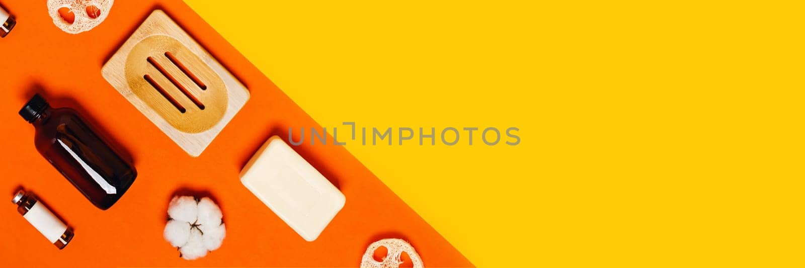 Different natural and reusable accessories for spa, bath or shower. Web banner with a yellow-orange background.