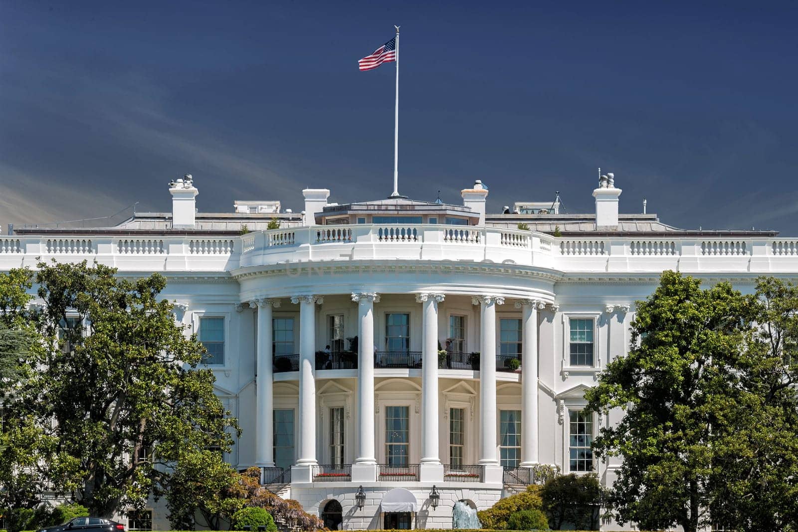 Washington White House on sunny day by AndreaIzzotti