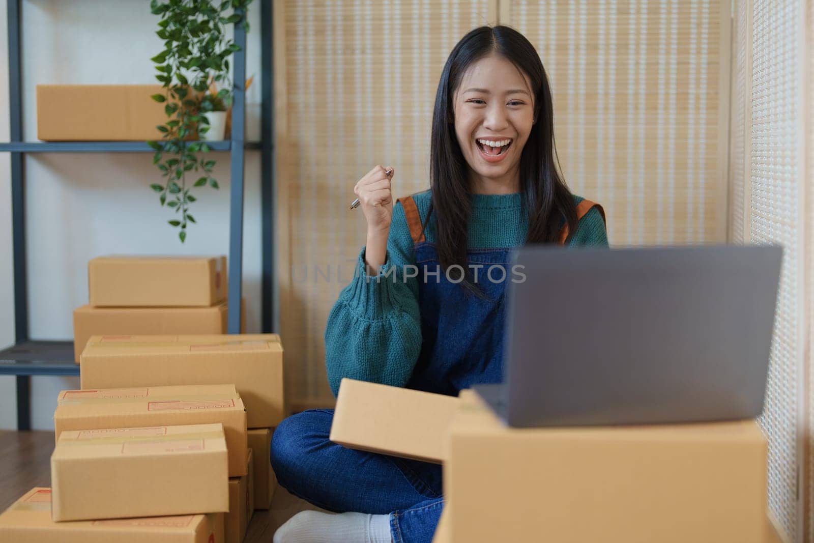 Online delivery, female small business owners are ecstatic when they see unexpected sales and customer orders in their business planning and marketing by Manastrong