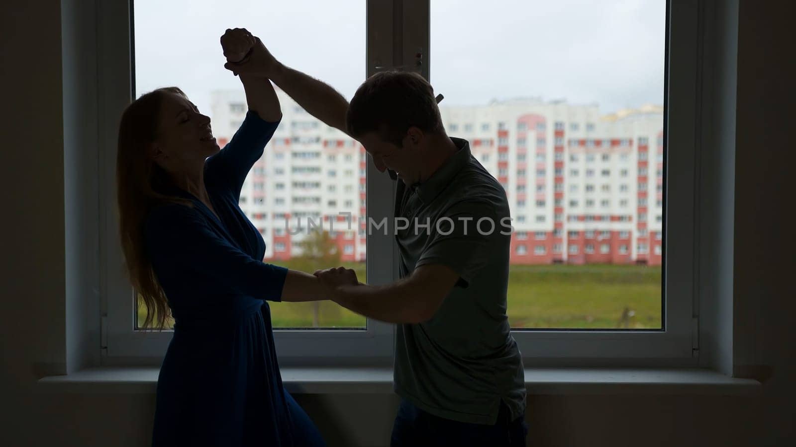 The silhouette of the young spouses swearing and fighting, but then reconciliation