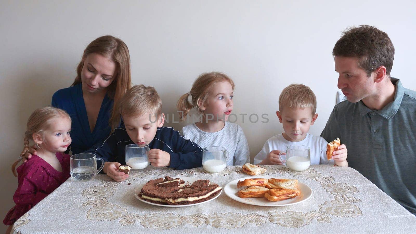 A large and friendly family has lunch at home