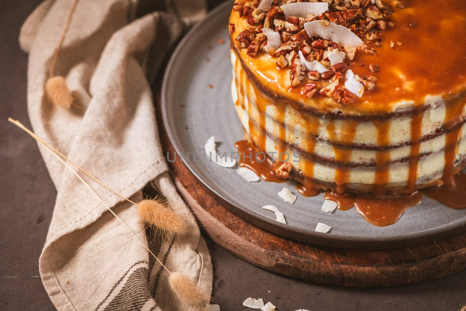 Delicious caramel cake  by homydesign