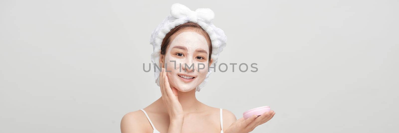 Spa girl applying facial mask. Beauty treatments. panorama by makidotvn