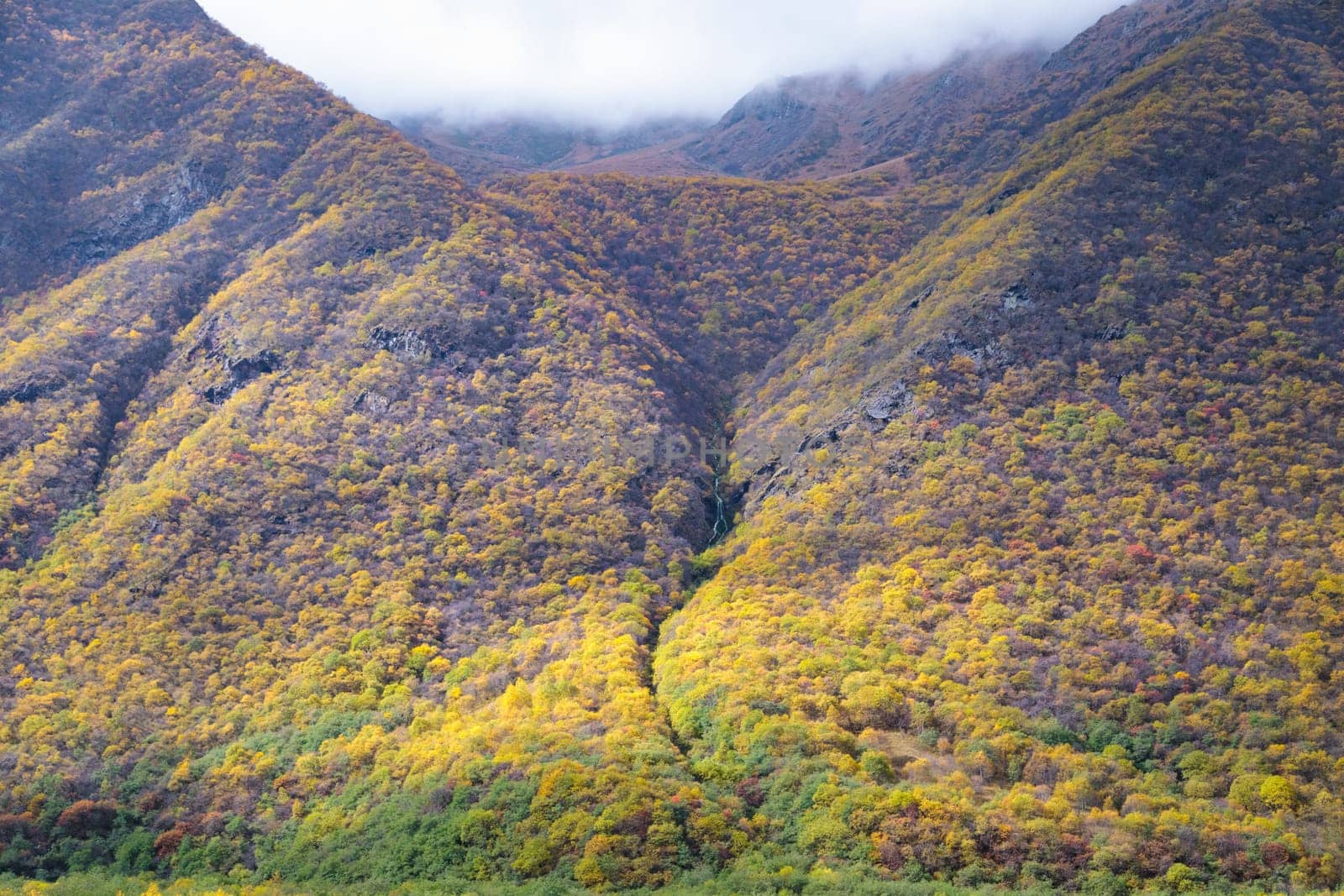 The picturesque autumn colors of the mountains reflect the grandeur and beauty of nature