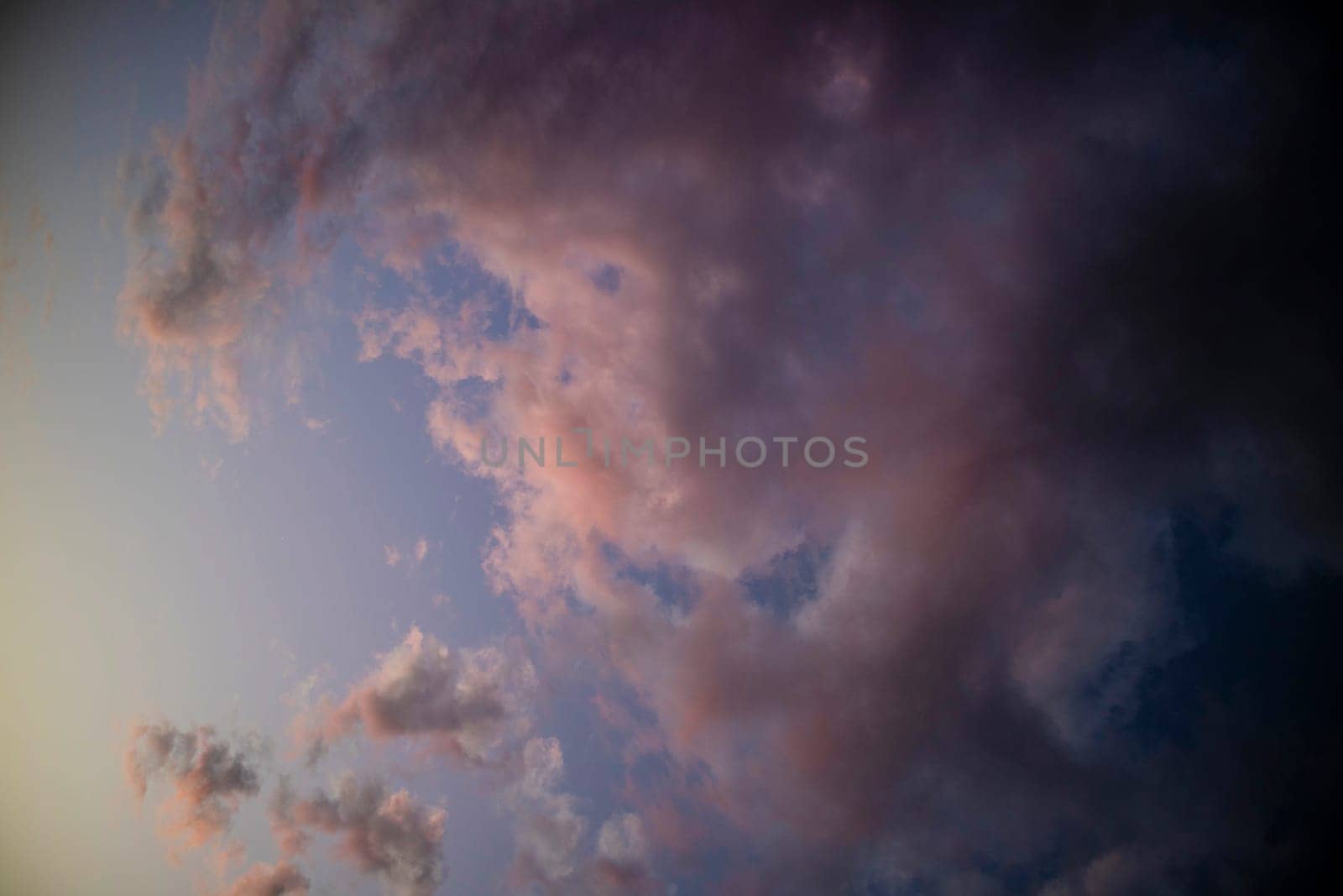 Photographic documentation of clouds at sunset  by fotografiche.eu