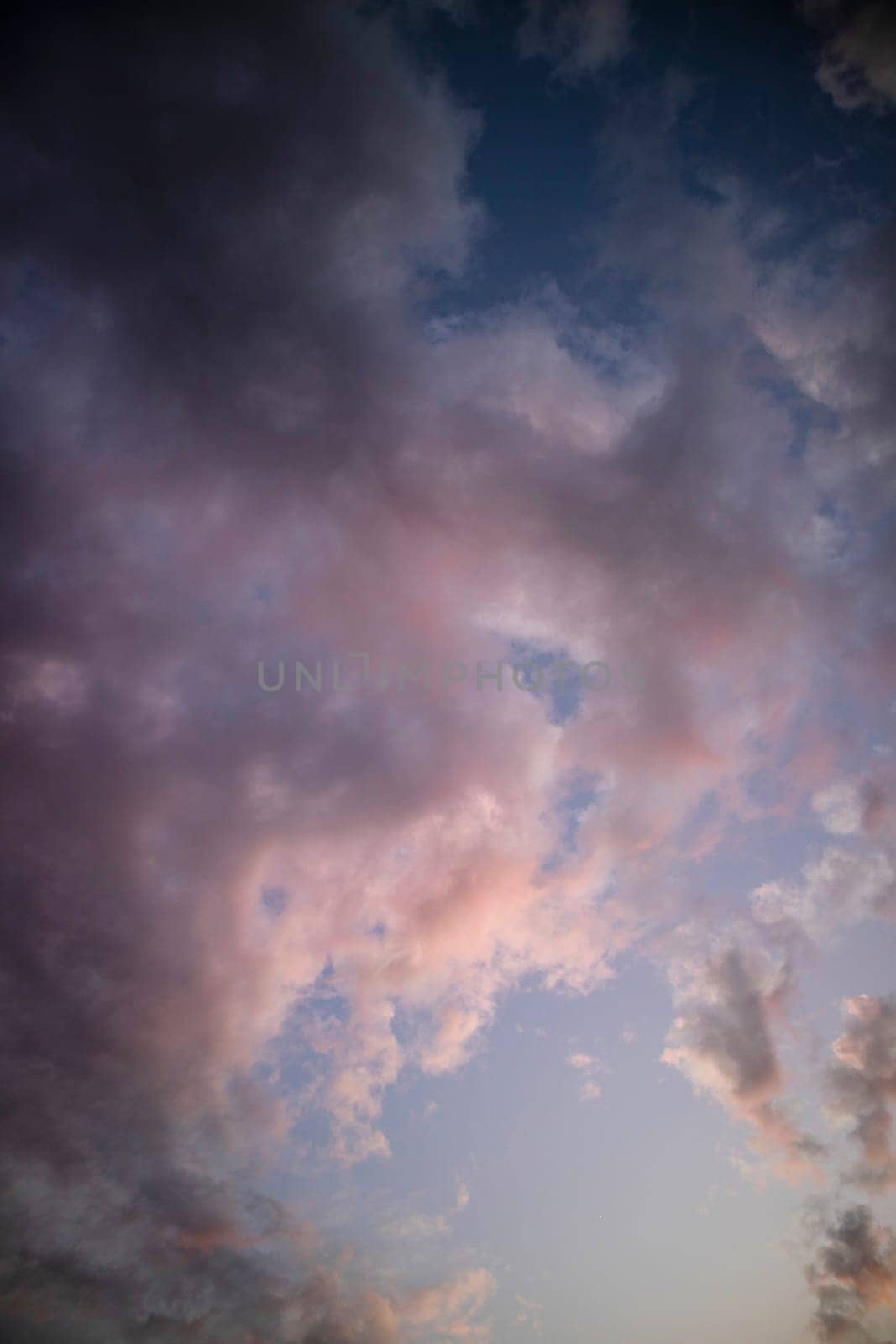 Photographic documentation of clouds at sunset  by fotografiche.eu