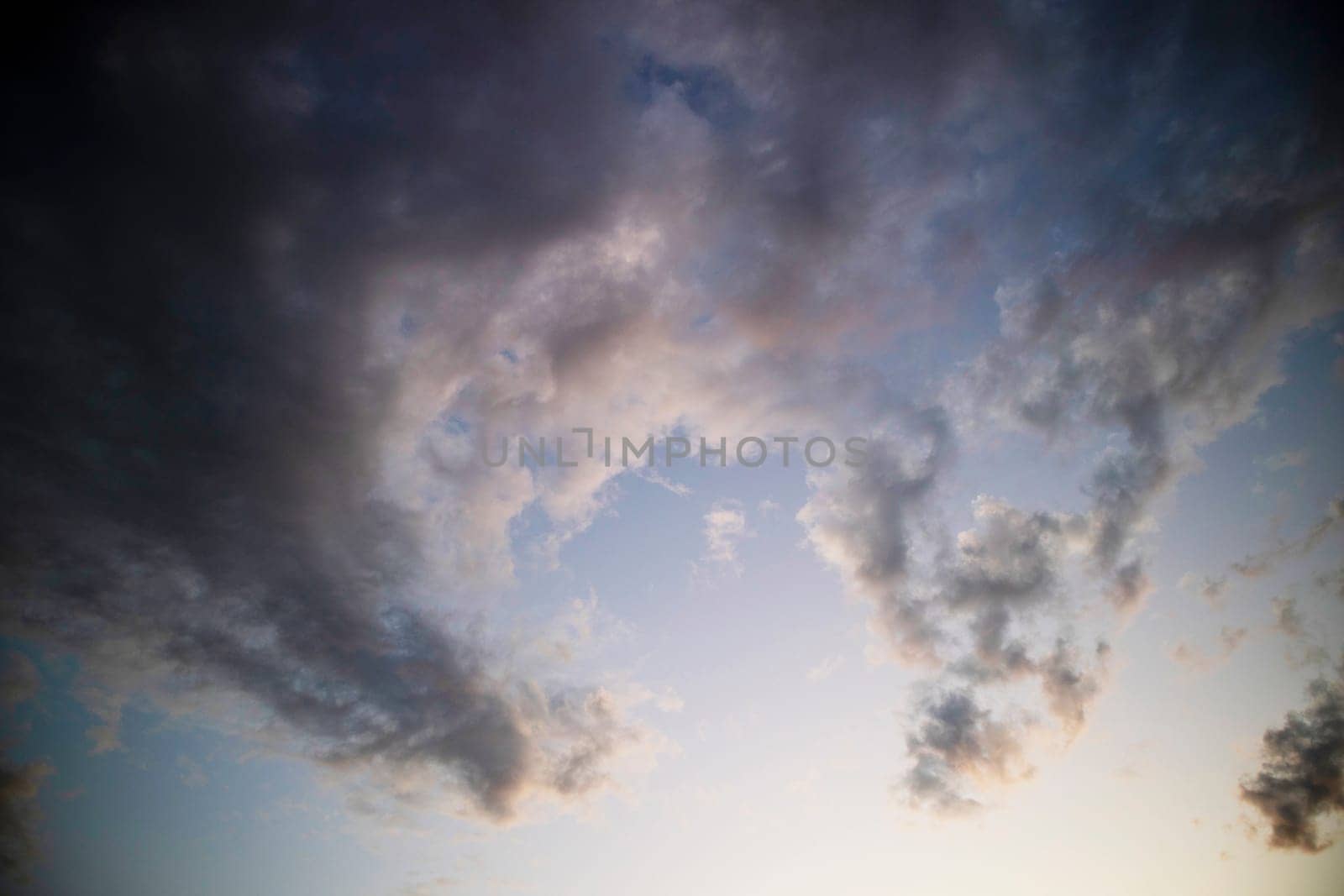 Photographic documentation of clouds at sunset  by fotografiche.eu