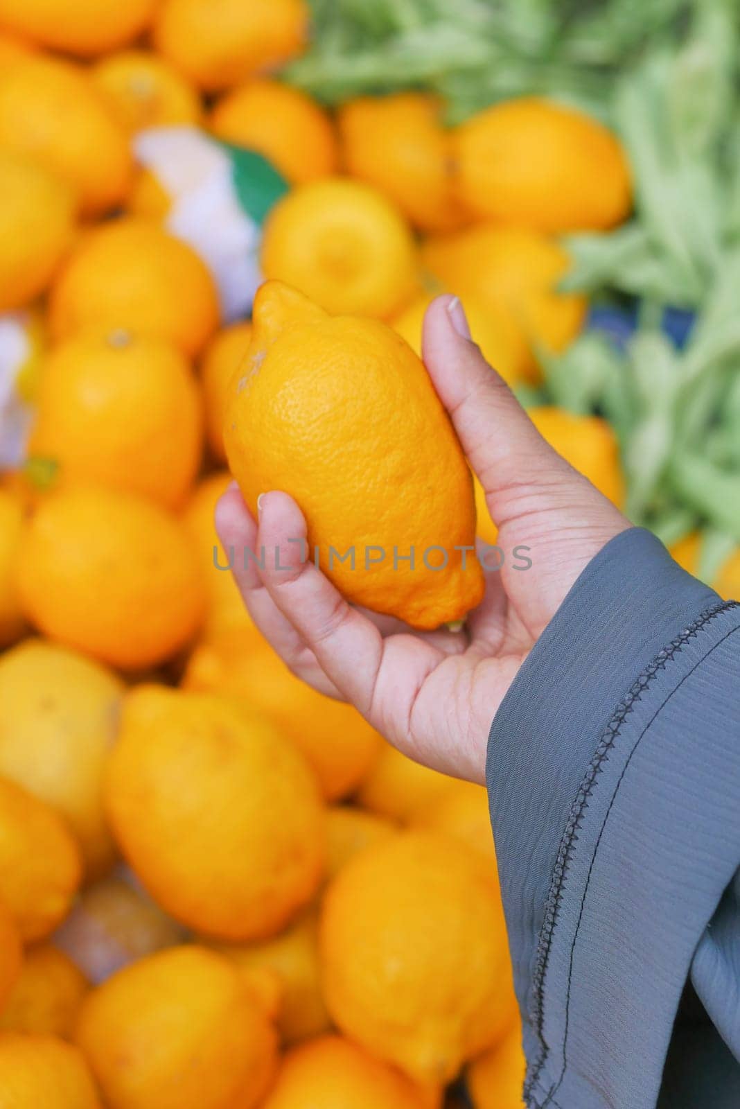 Lemon selling in supermarkets in istanbul .