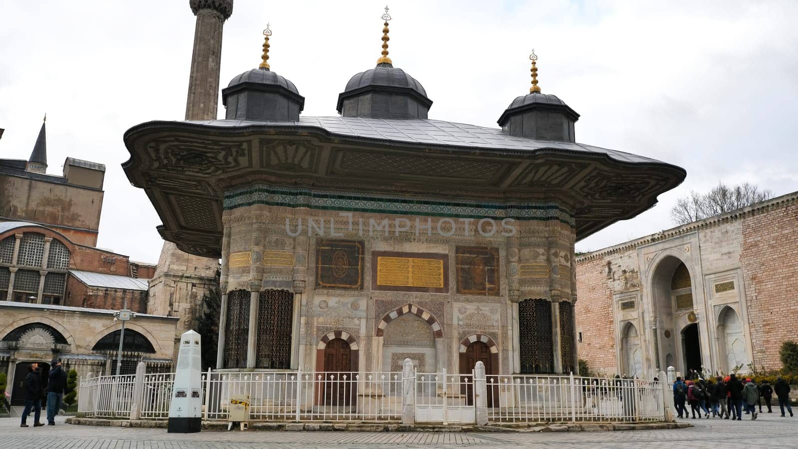 The Ahmet Fountain was built in Istanbul between the entrance door of Topkap Palace and the Hagia Sophia instead of the Byzantine fountain named Perayton.