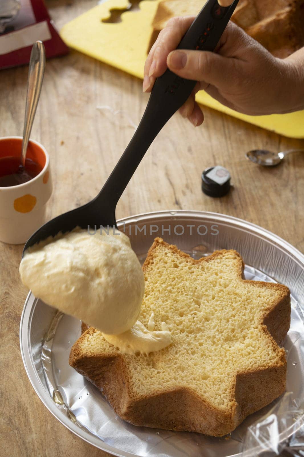 preparation of a cream-filled dessert with as base a sponge cake
