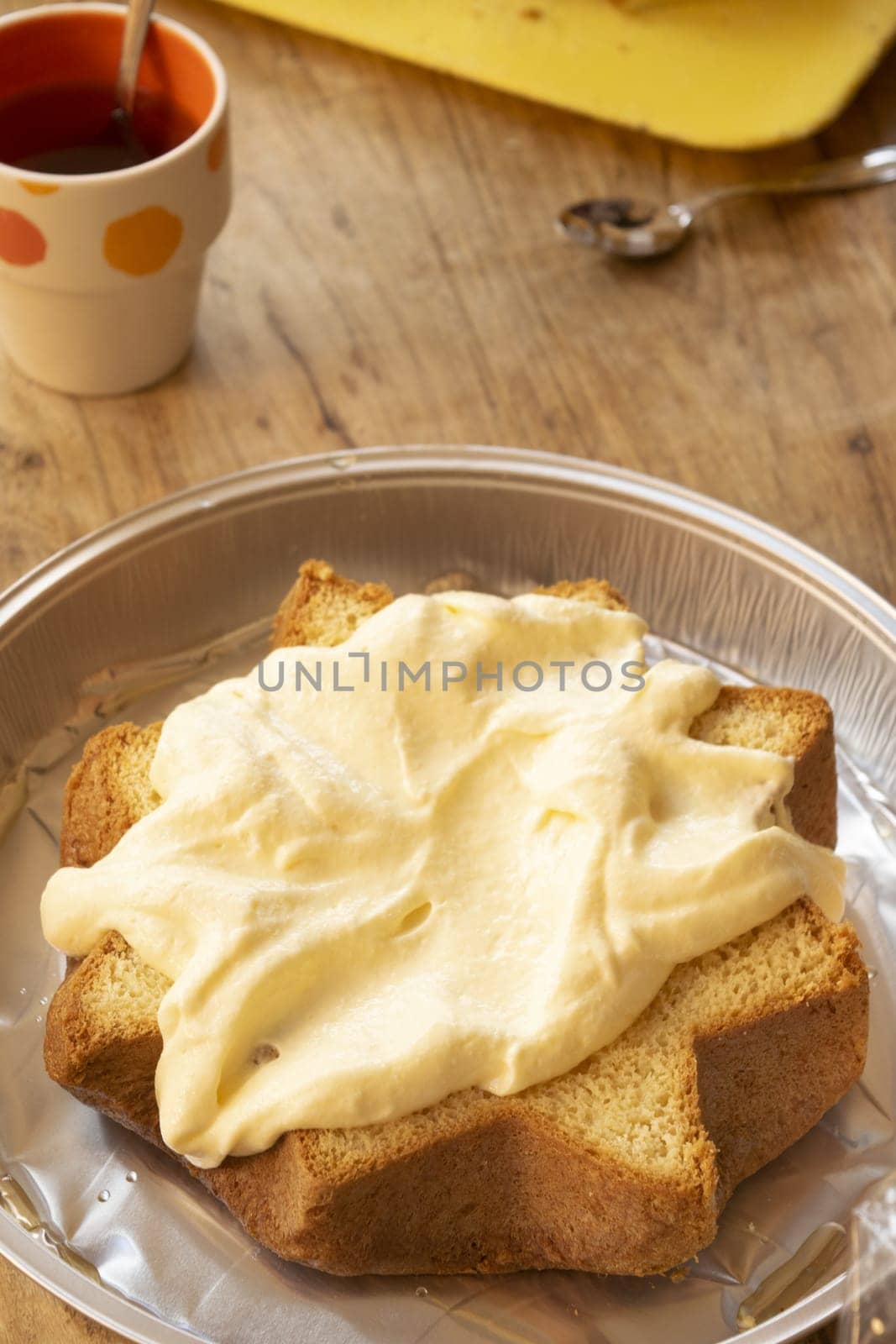 preparation of a homemade cream-filled dessert with as base a sponge cake