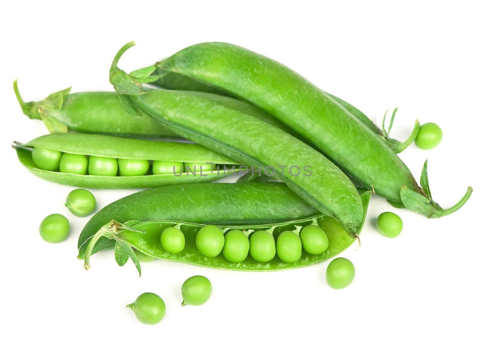 Experience the vibrant allure of plump green peas, meticulously isolated on a pristine white backdrop.