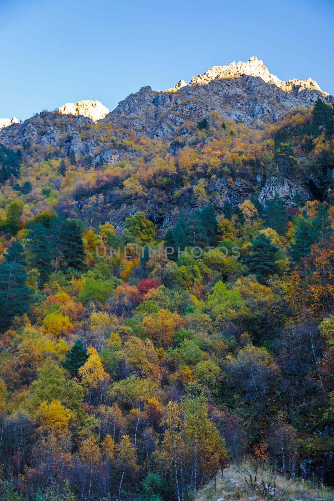 The picturesque autumn colors of the mountains reflect the grandeur and beauty of nature