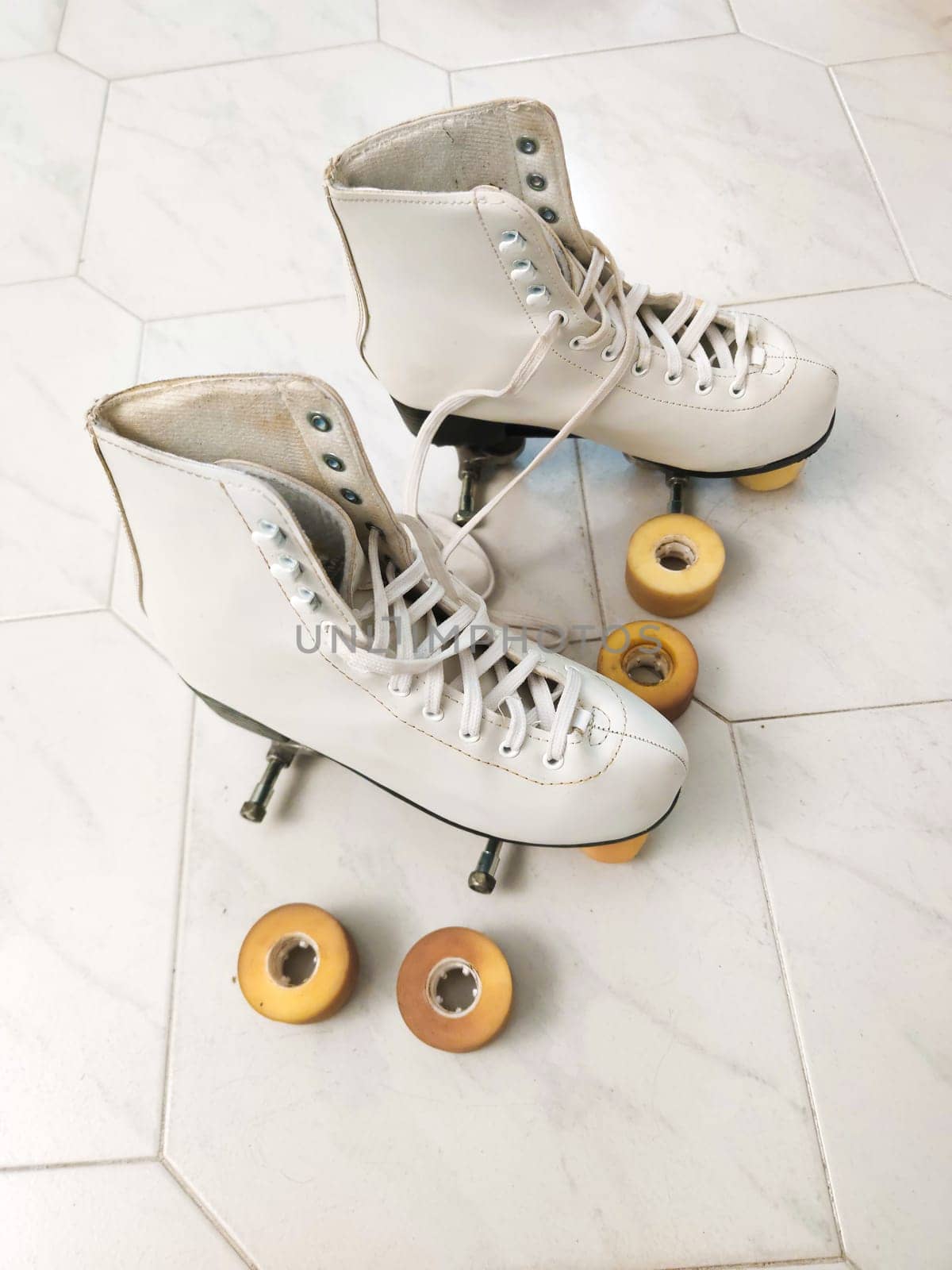Professional roller skates with wheels that may be removed for cleaning and maintenance 
