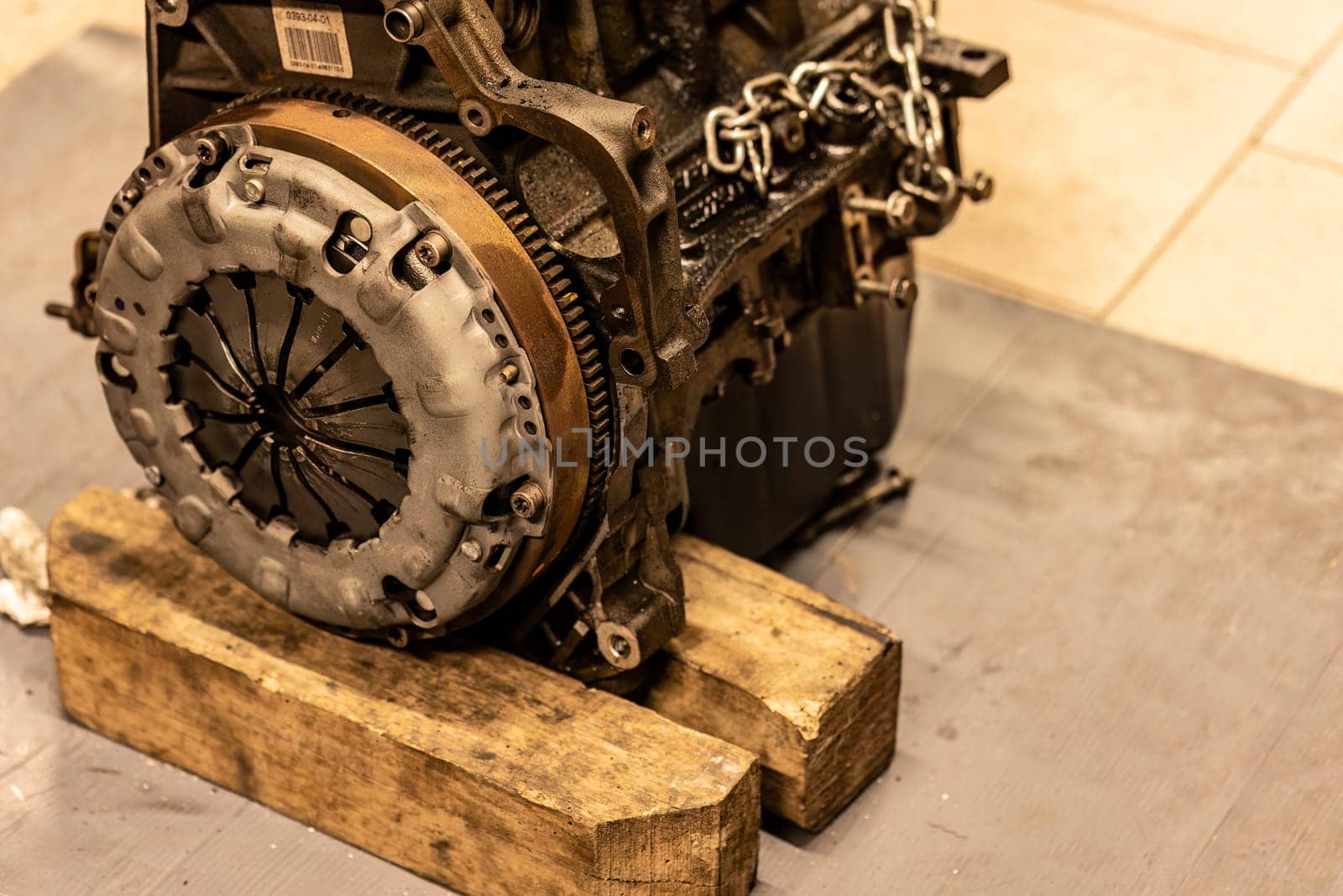 Detailed photo of a dismantled car engine's clutch, showcasing the complex mechanics of automotive design.