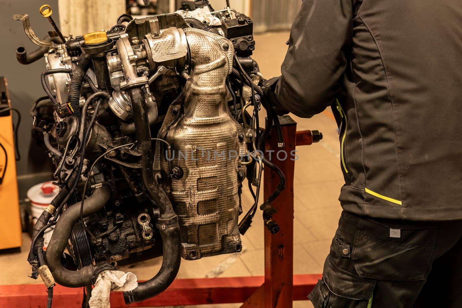 Close-up photo of a dismantled diesel engine's particulate filter, symbolizing essential FAP maintenance.