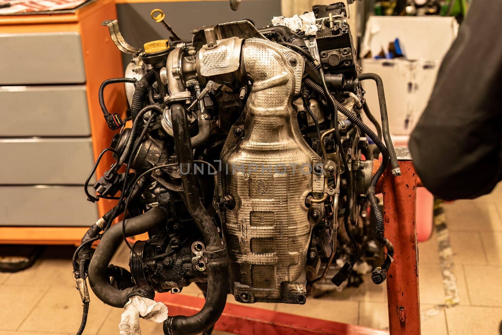 Close-up photo of a dismantled diesel engine's particulate filter, symbolizing essential FAP maintenance.