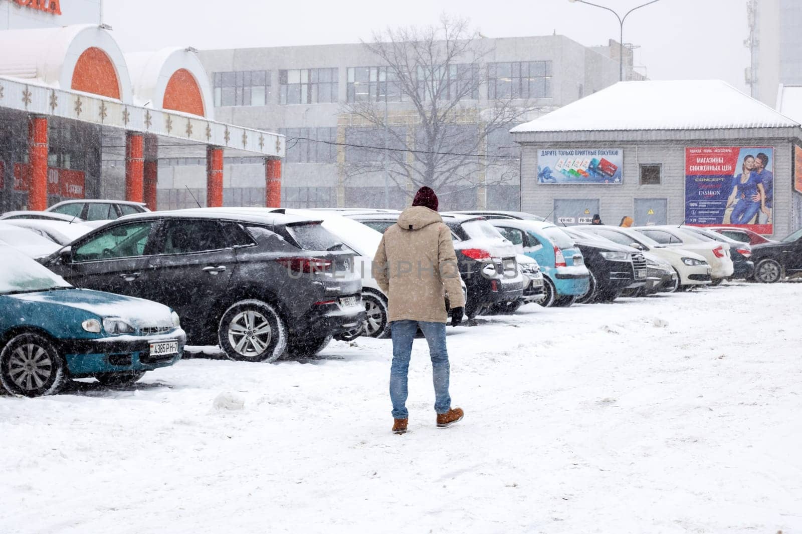 Belarus, Minsk - 29 november, 2023: Cars in the snow in the snowfall