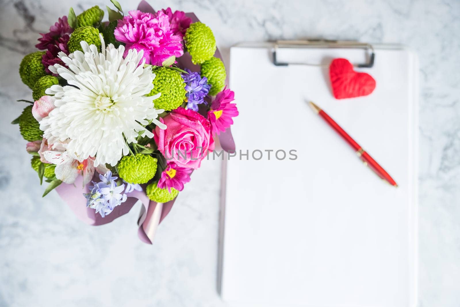 blank paper clipboard,pen, daisy and roses bouquet. Elegant, Beauty blog composition.Valentine's Day,Mother's Day concept. selective focus.Greeting card for spring holiday by YuliaYaspe1979