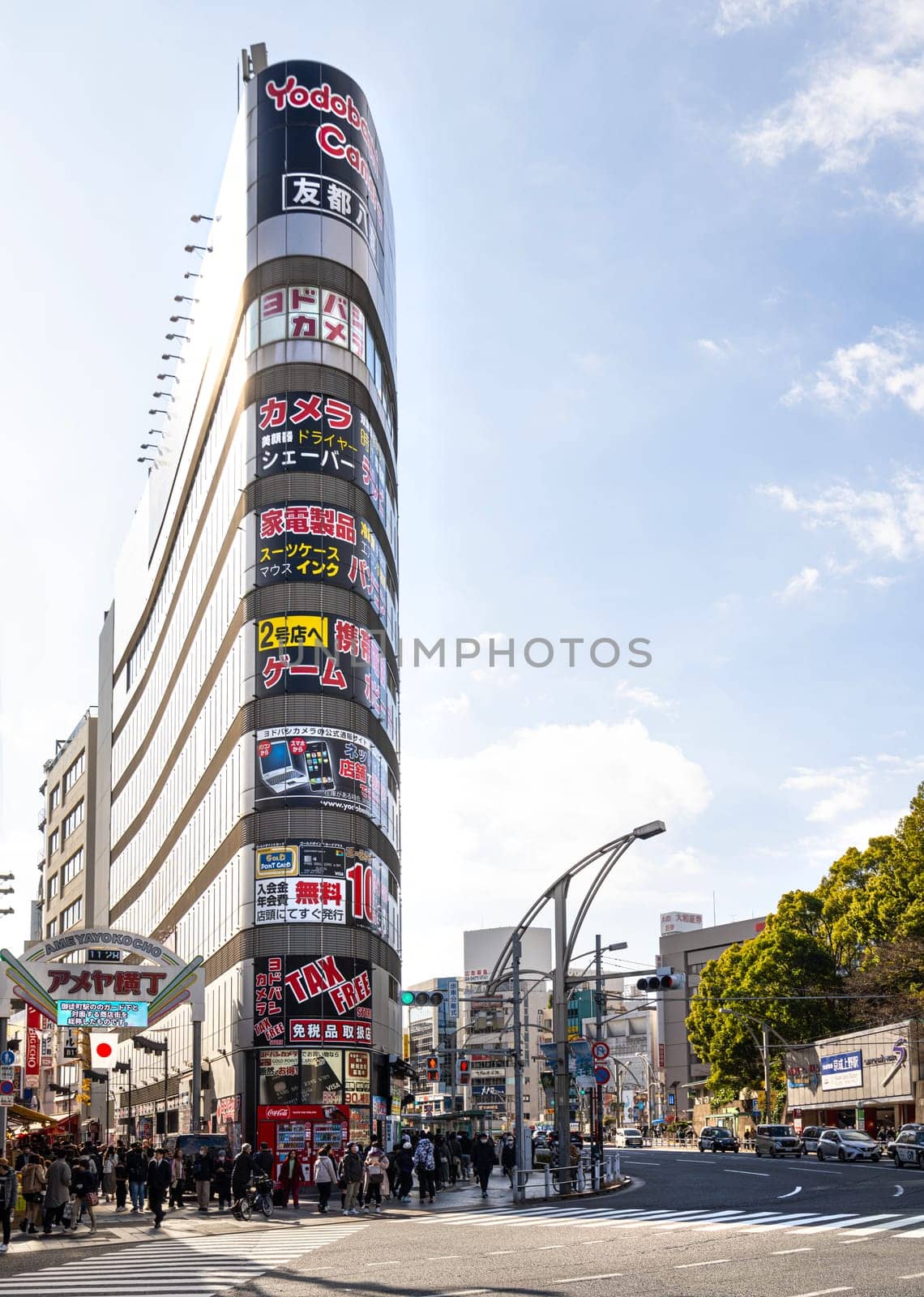 Advertisements on a building in Tokyo, Japan by sergiodv