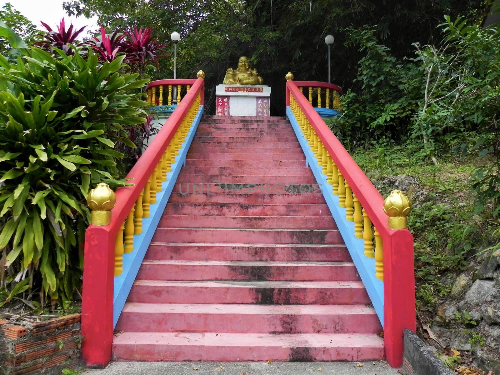 staircase to the statue of Buddha Hotei.