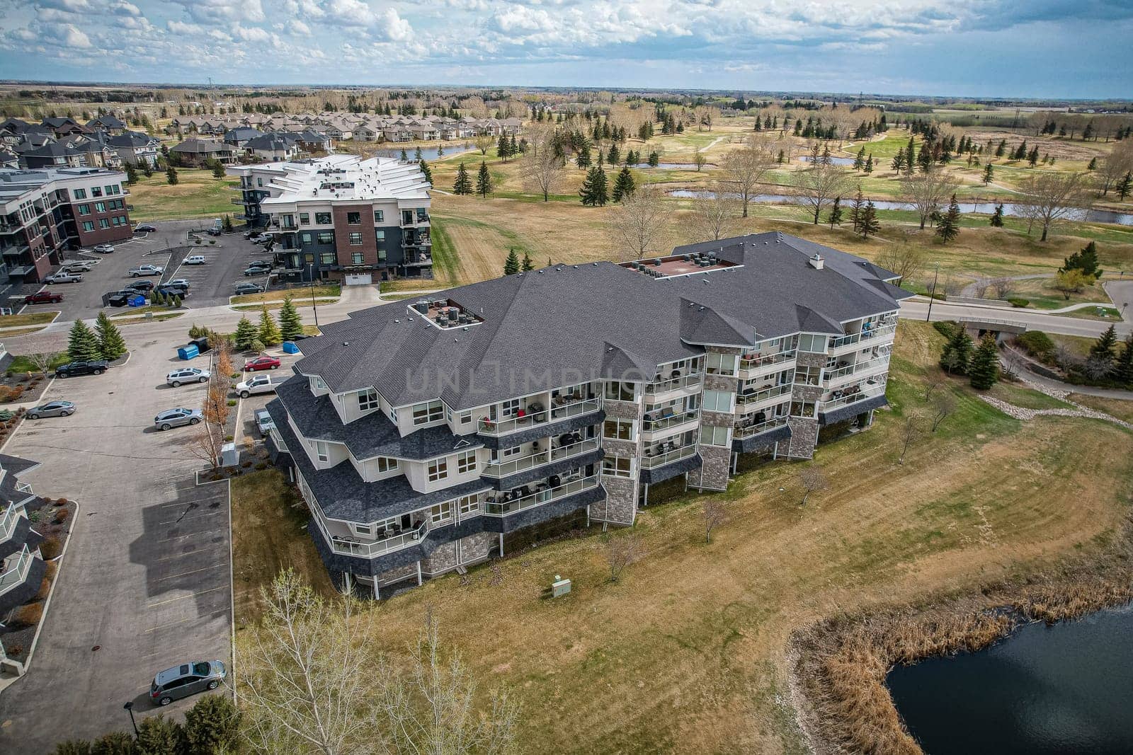 Drone image of The Willows, Saskatoon, highlighting its luxury homes and golf course.