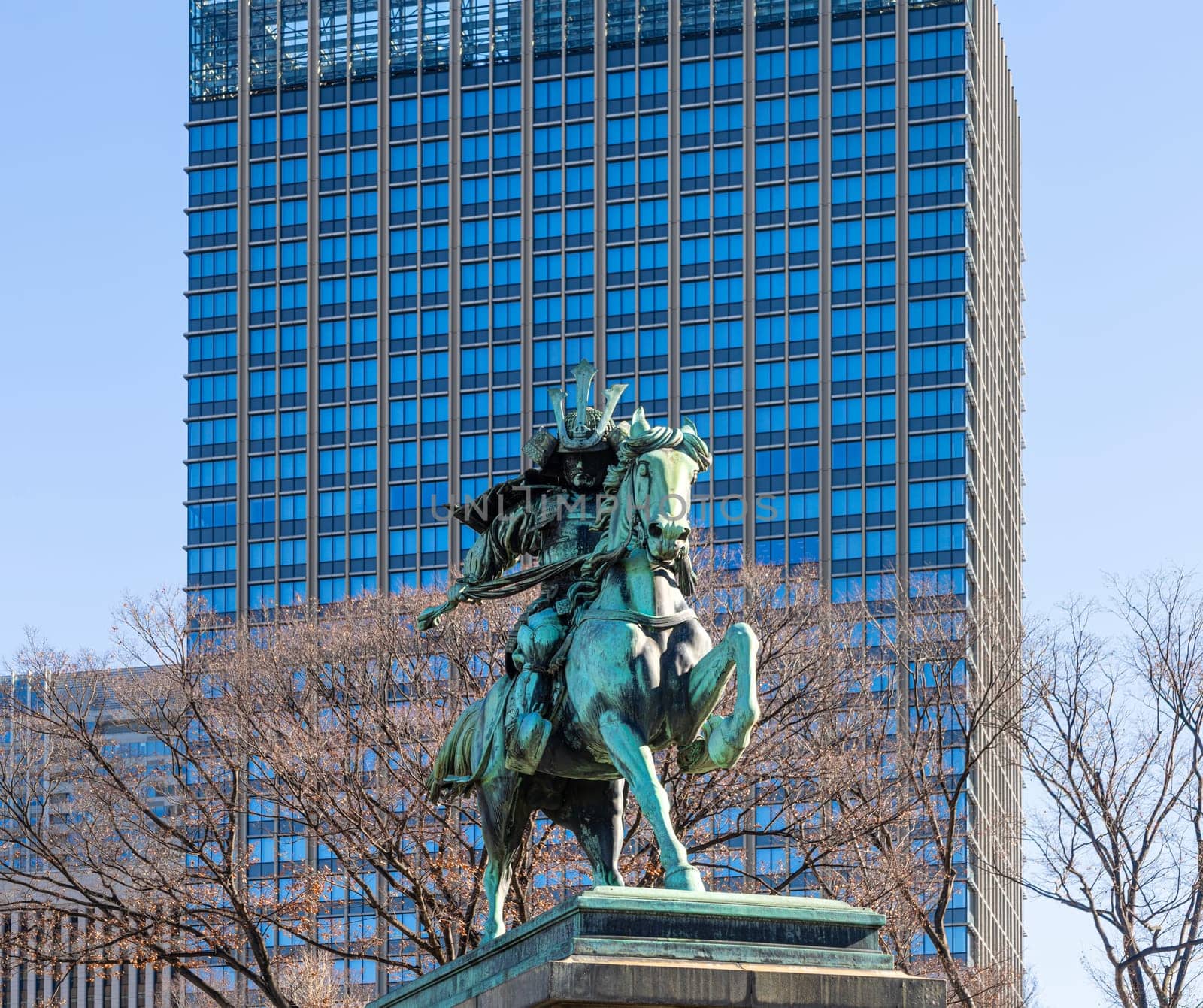 Masashige Kusunoki statue in Tokyo, Japan by sergiodv