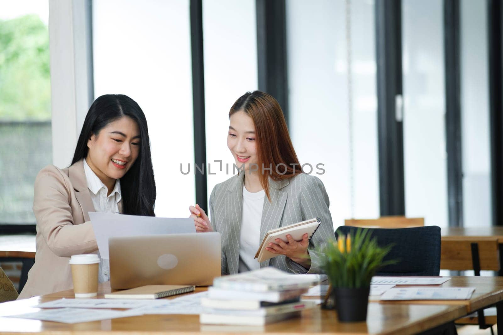 Two business women are discussing the work they have done together and exchanging ideas. To work to develop the business better.