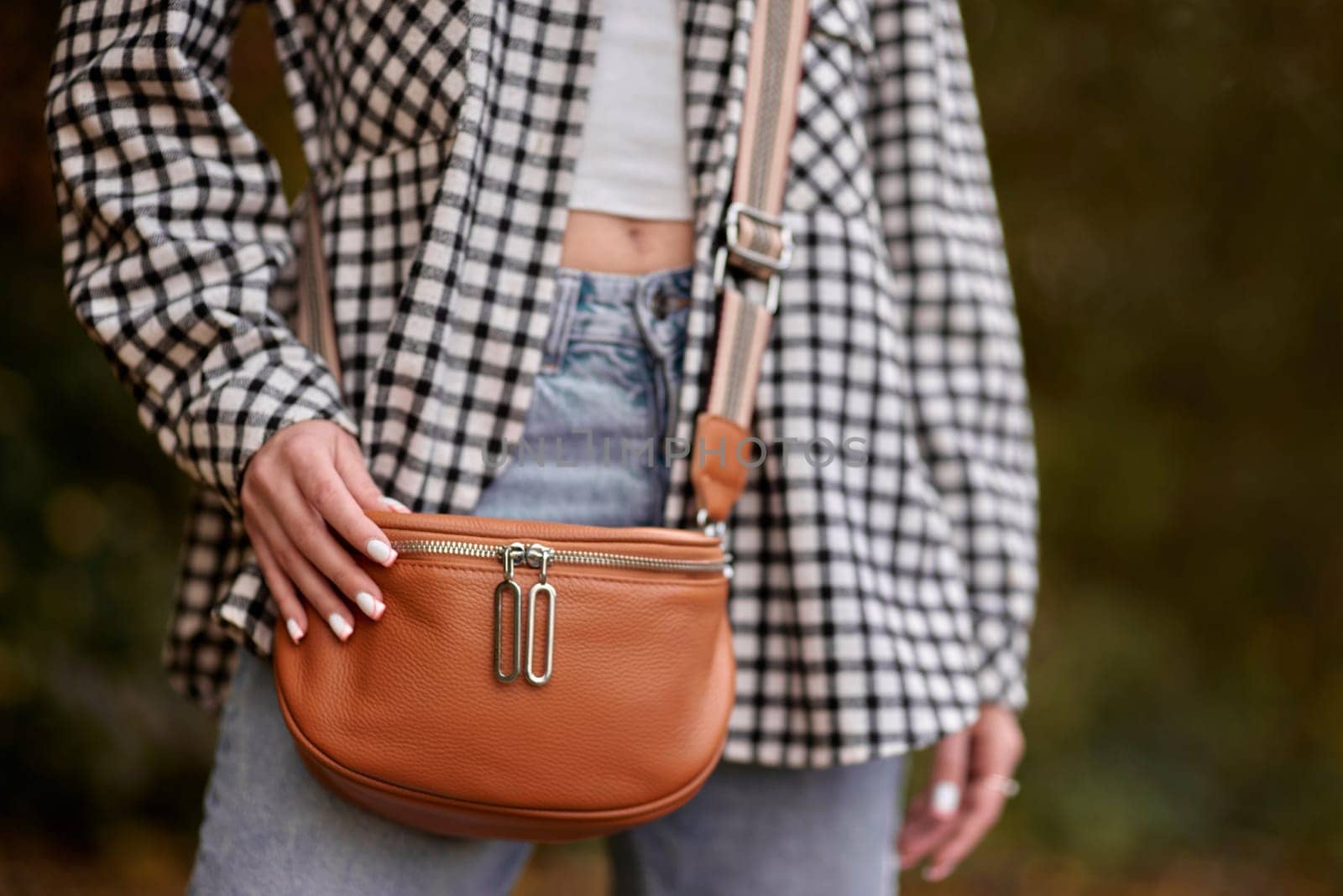 Autumn Elegance: Girl with Warm Tones, Casual Style, and a Park Stroll. ashion trends, autumn style, casual elegance, outdoor fashion, trendy accessories, park lifestyle, cozy vibes, seasonal warmth, stylish look, autumnal hues