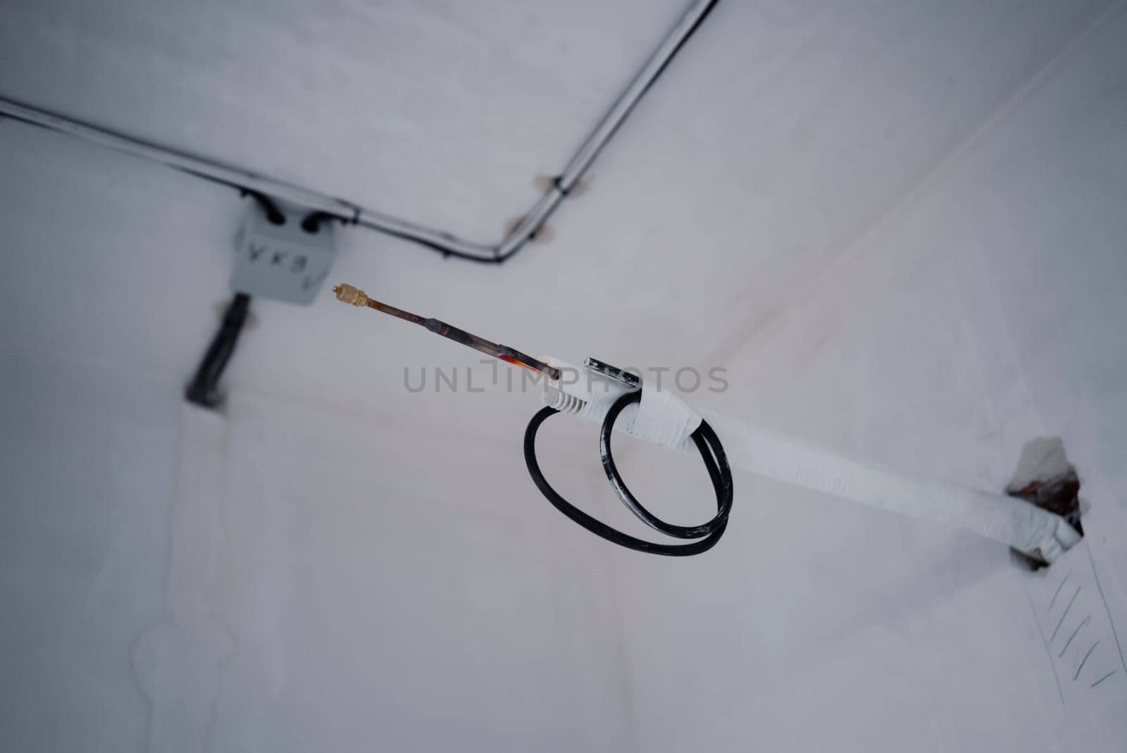 Professional installation of air conditioners and split systems in the house. pipe crimping and Pressure testing of copper pipes with gas before pumping refrigerant into the pipe line