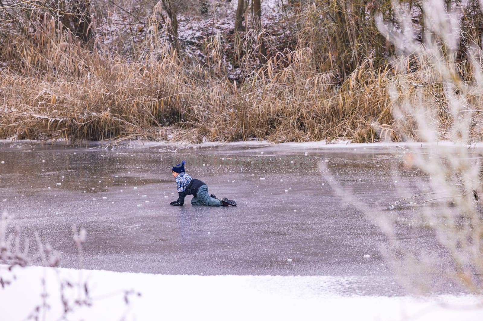 A child on a frozen lake in winter is risky and life-threatening, Riedstadt, December 18th, 2022