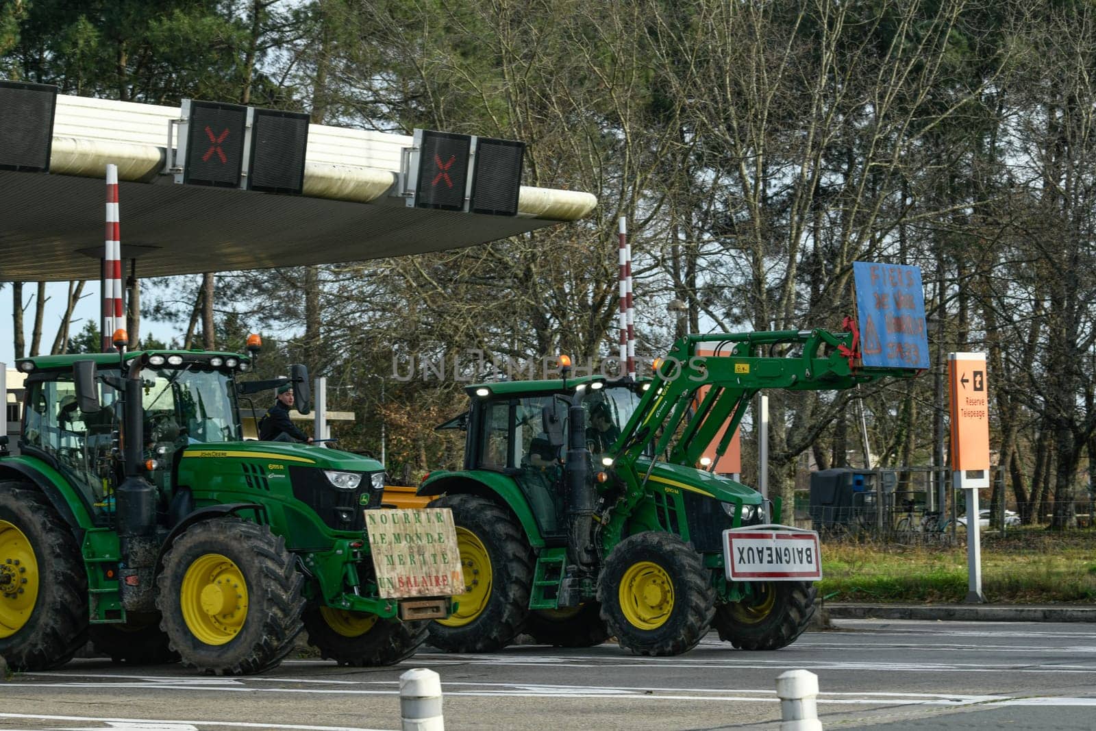 France, Bordeaux, 29 January 2024, Farmers' demonstration, blockade of the Langon toll plaza and snail mail operation on the A62 motorway by FreeProd