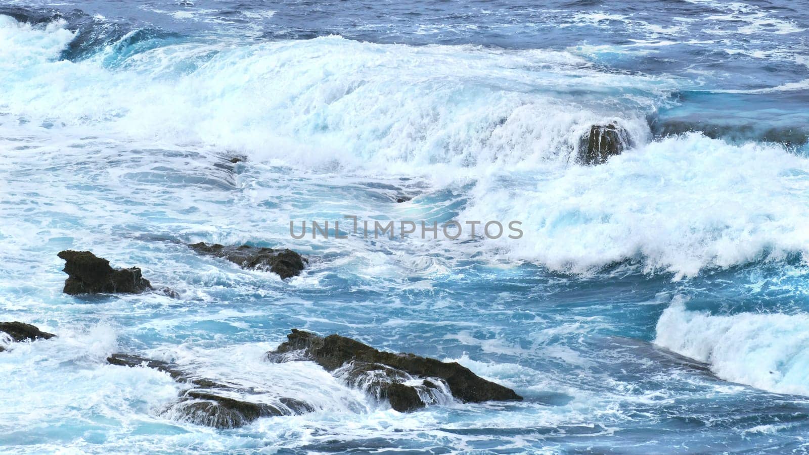 Coast of the sea with waves crashing on the rocks by XabiDonostia