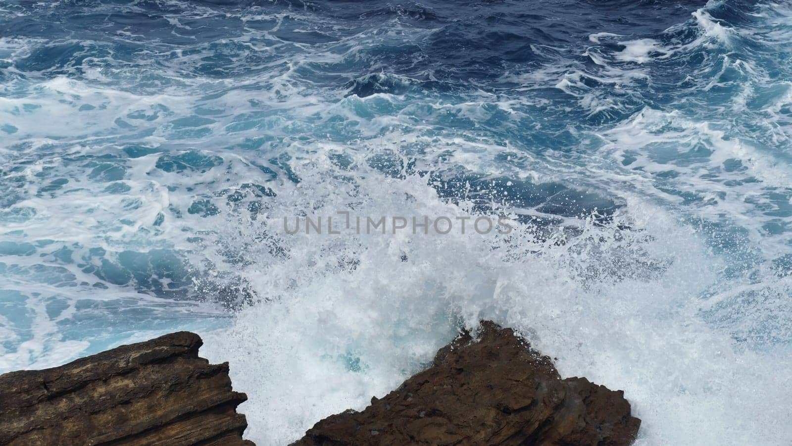 Coast of the sea with waves crashing on the rocks by XabiDonostia