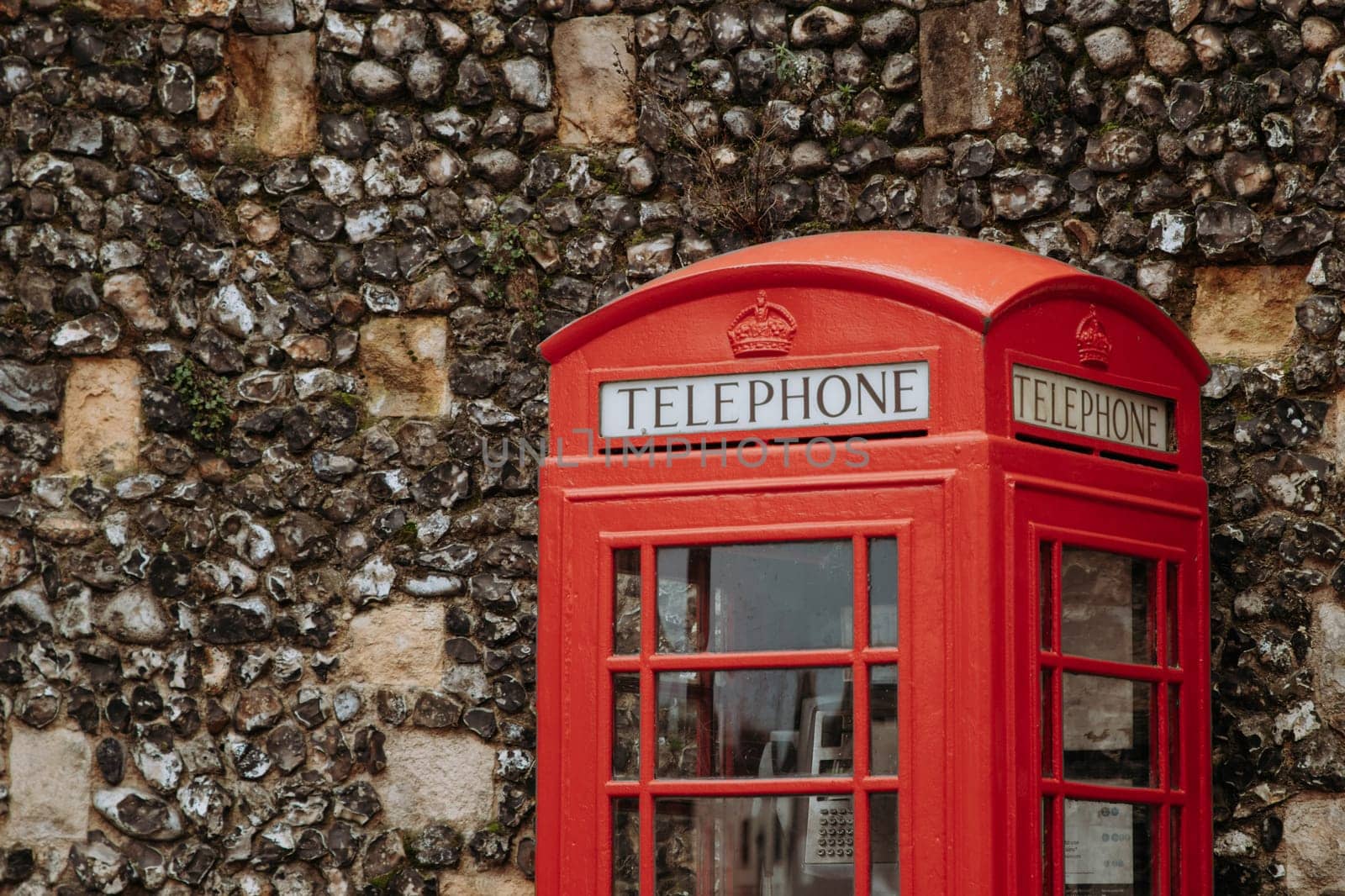 The iconic british telephone box by Suteren