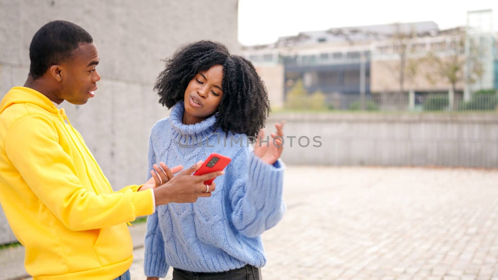 Young black woman who sees the photos her boyfriend just took of her and complains because she doesn't like them